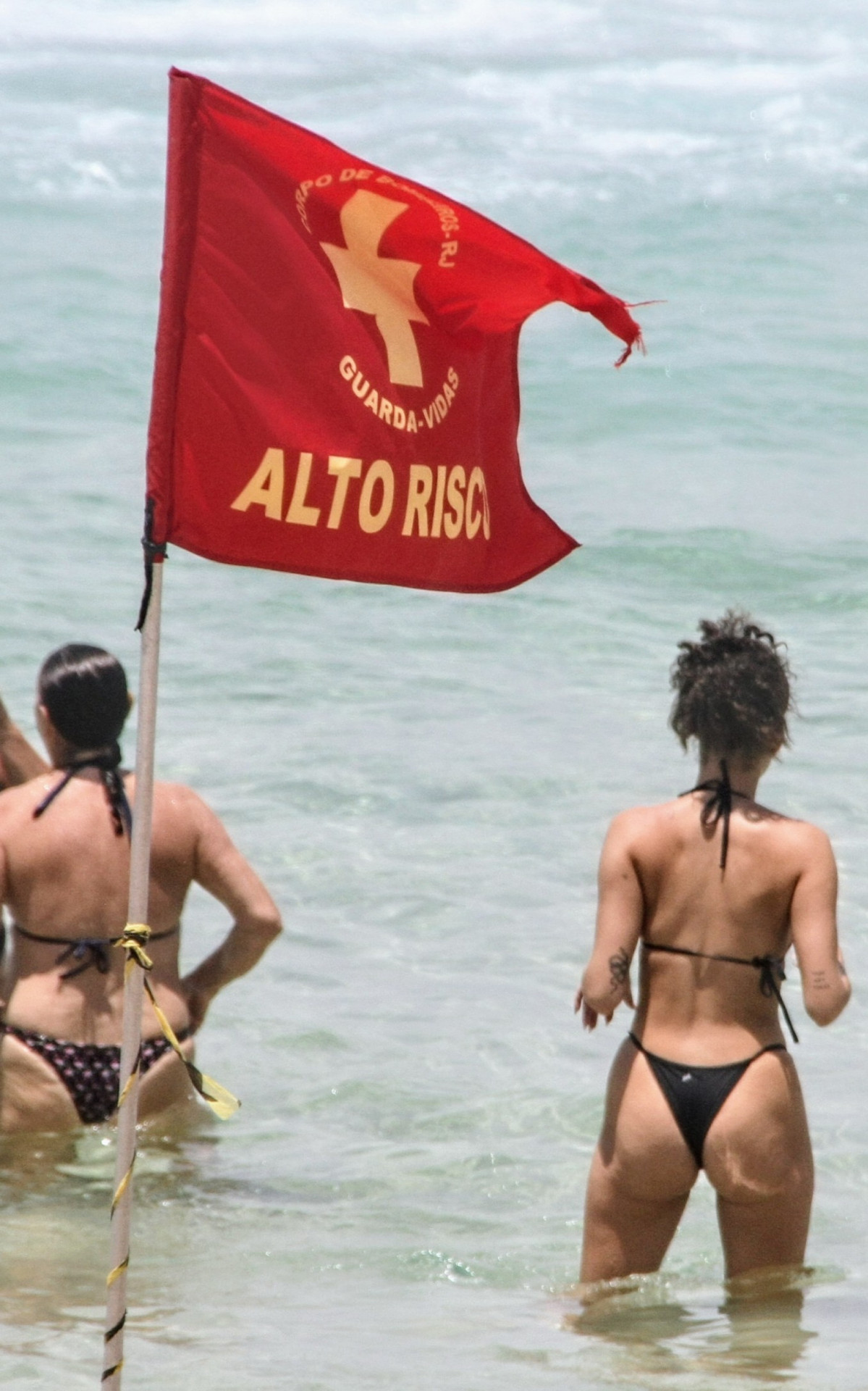 Laura Fernandez, de \'Elas por Elas\', curte dia de sol na Praia de Ipanema, na Zona Sul do Rio