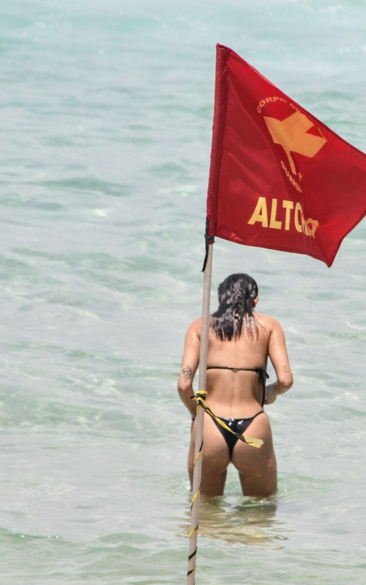 Laura Fernandez, de \'Elas por Elas\', curte dia de sol na Praia de Ipanema, na Zona Sul do Rio