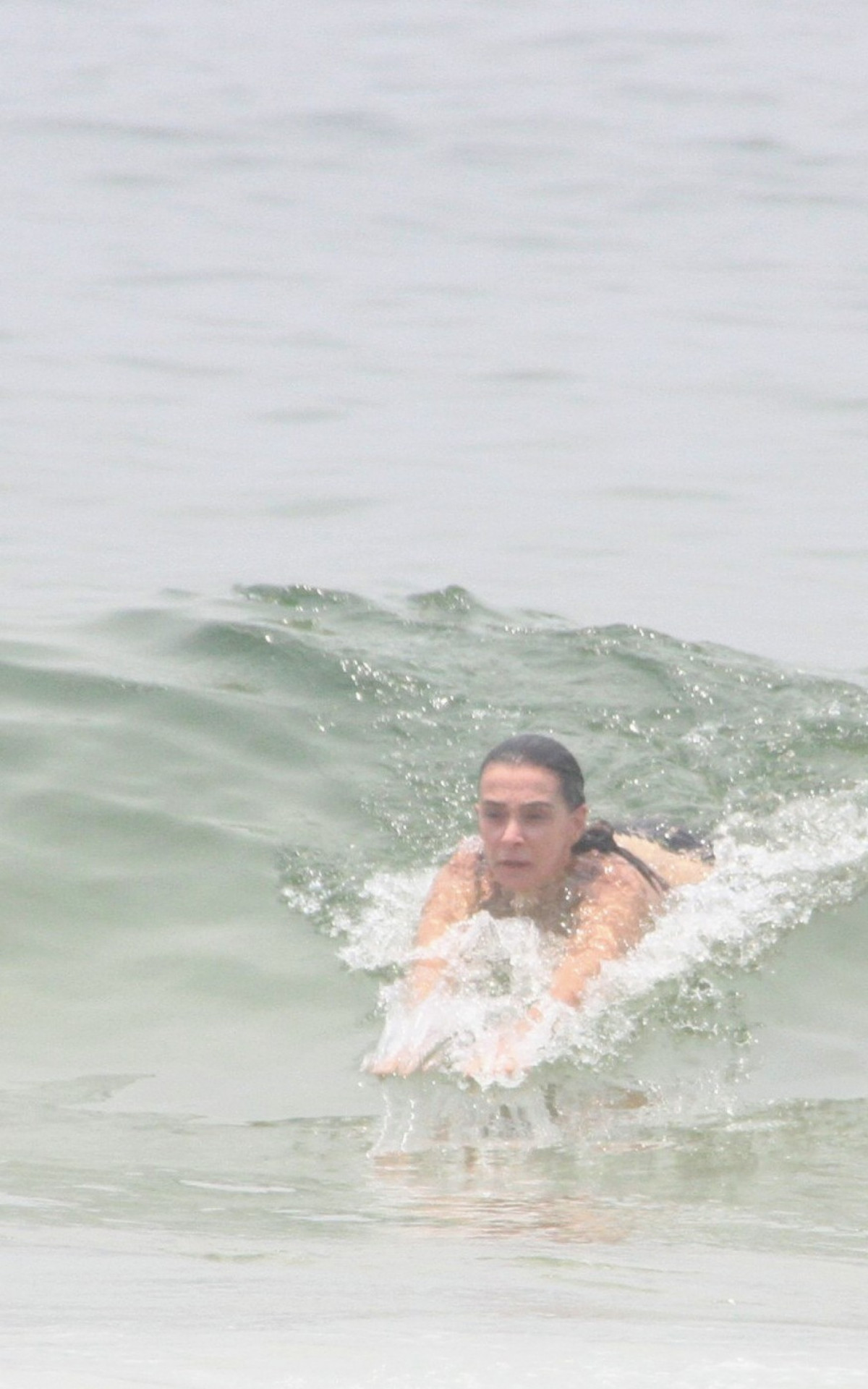 Mônica Martelli mergulha na praia de Ipanema - Dan Delmiro/Agnews