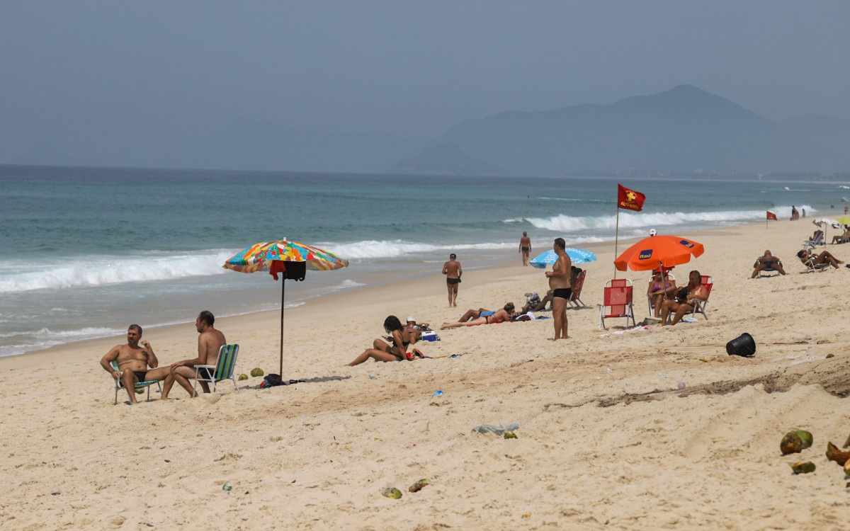 Movimentação na praia da Barra da Tijuca, nesta sexta-feira (17).