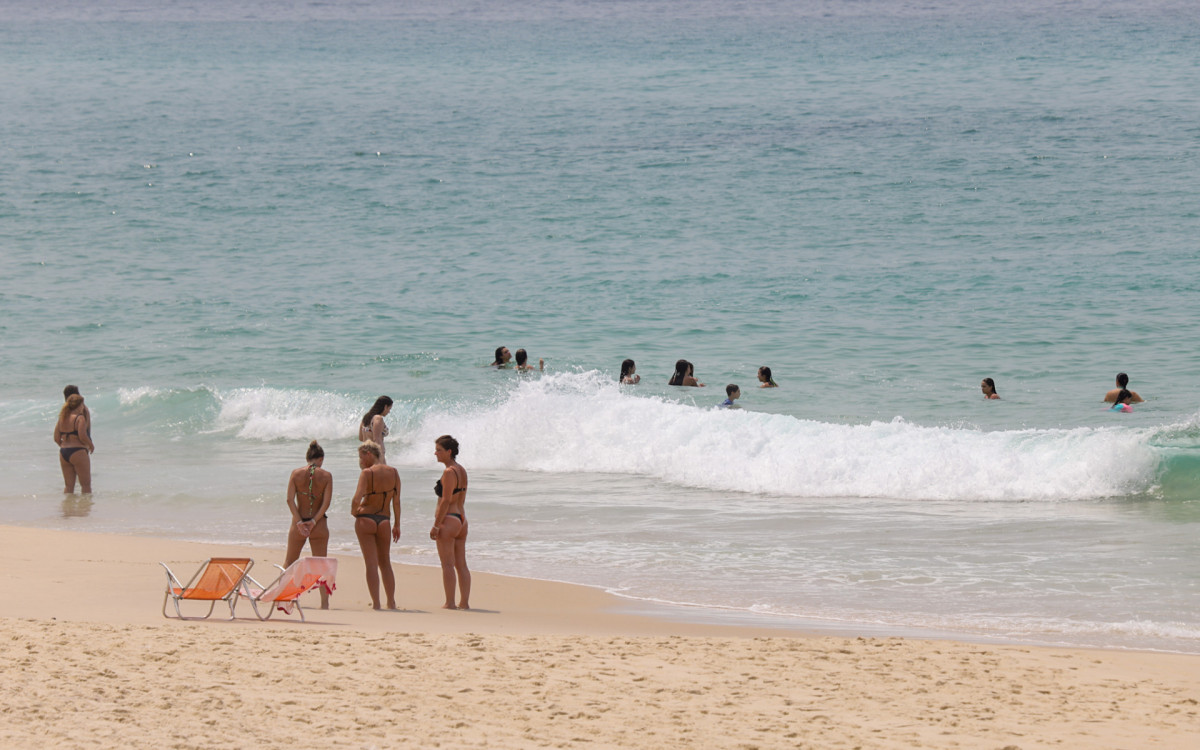 Movimentação na praia da Barra da Tijuca, nesta sexta-feira (17).