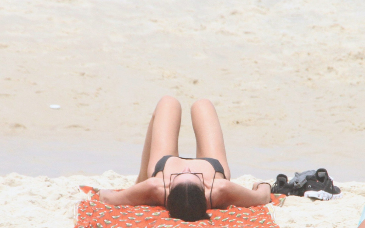 Mônica Martelli na praia de Ipanema - Dan Delmiro/Agnews