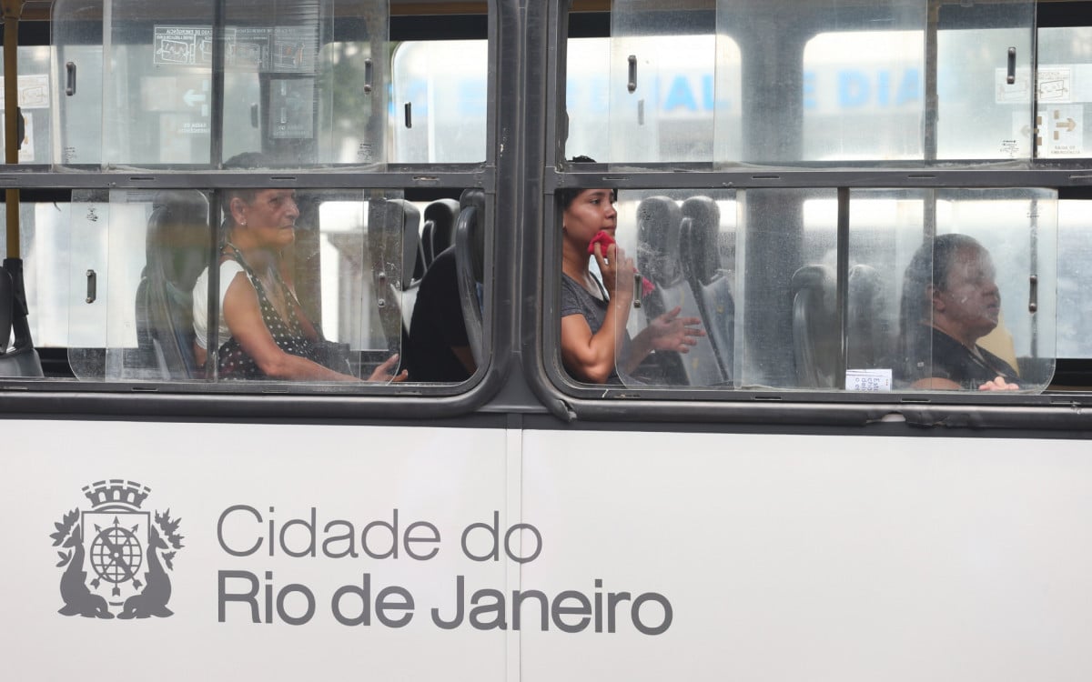 Ônibus circulam na cidade do Rio de Janeiro sem ar condicionado, Na tarde desta sexta-feira (17). - Cleber Mendes