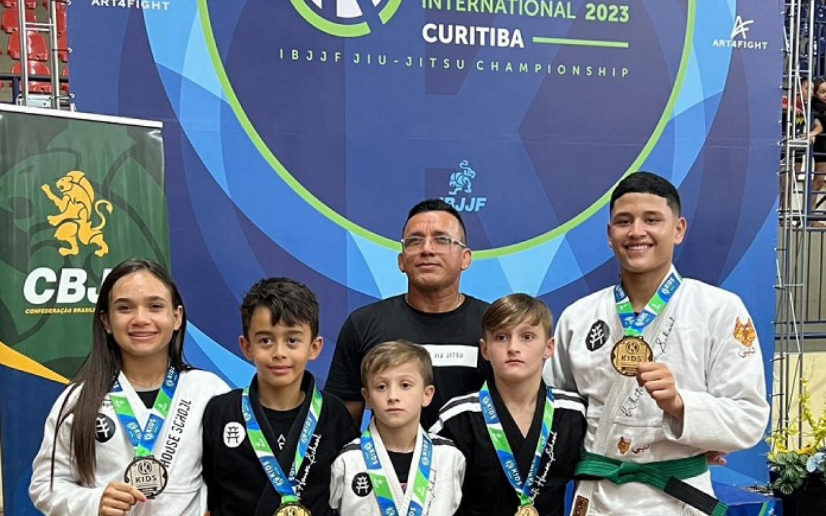 Pietro (segundo da direita para a esquerda) junto do time no Curitiba BJJ Pro