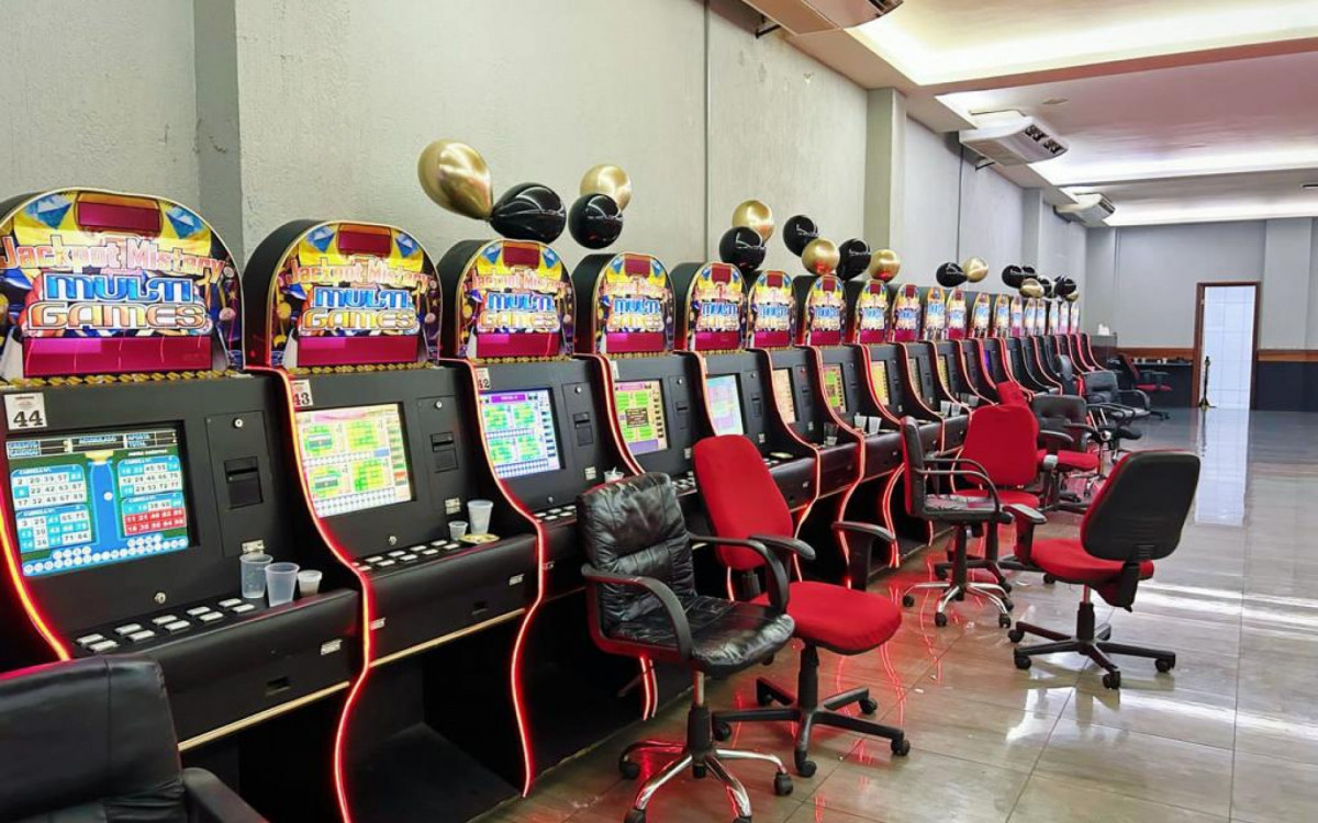 Máquinas caça-níqueis foram apreendidas em Cascadura