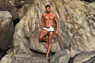 Ex de Anitta, Simone Sussina posa só de sunga em Noronha e fãs reagem: 'Escultura'