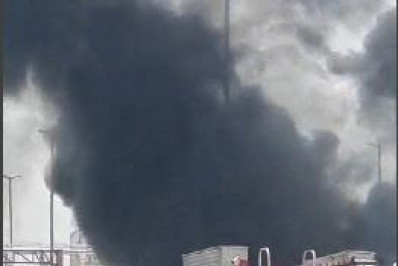 Caminhão pega fogo na Avenida Brasil