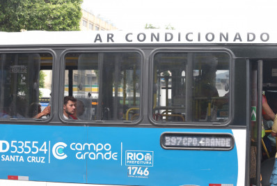 Em mais um dia de calor extremo, passageiros reclamam de ônibus sem ar-condicionado no Rio