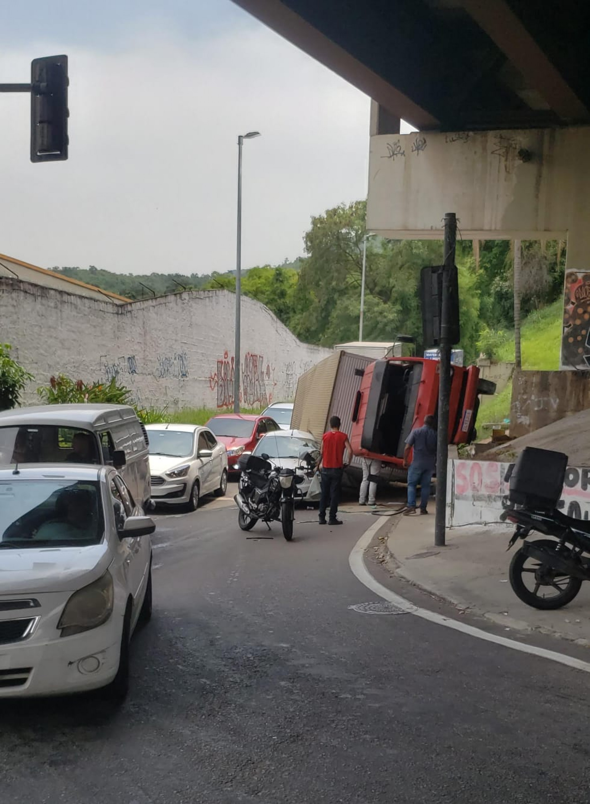 Caminhão tombou na Linha Amarela