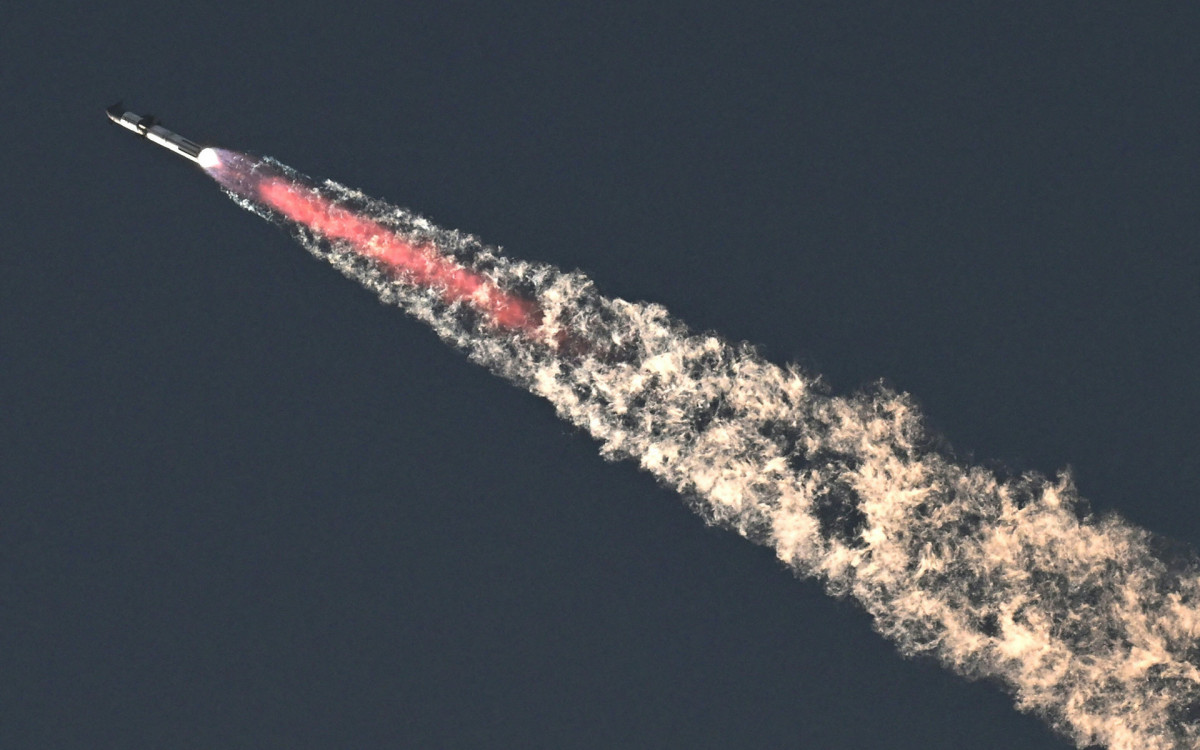 Foguete Starship é lançado da Starbase durante seu segundo vôo de teste - AFP