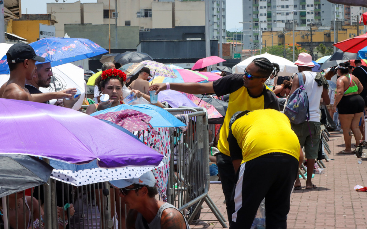 Após determinação do governador Cláudio Castro (PL), fãs de Taylor Swift recebem água gratuita na fila do show - Victor Chapetta / Agnews