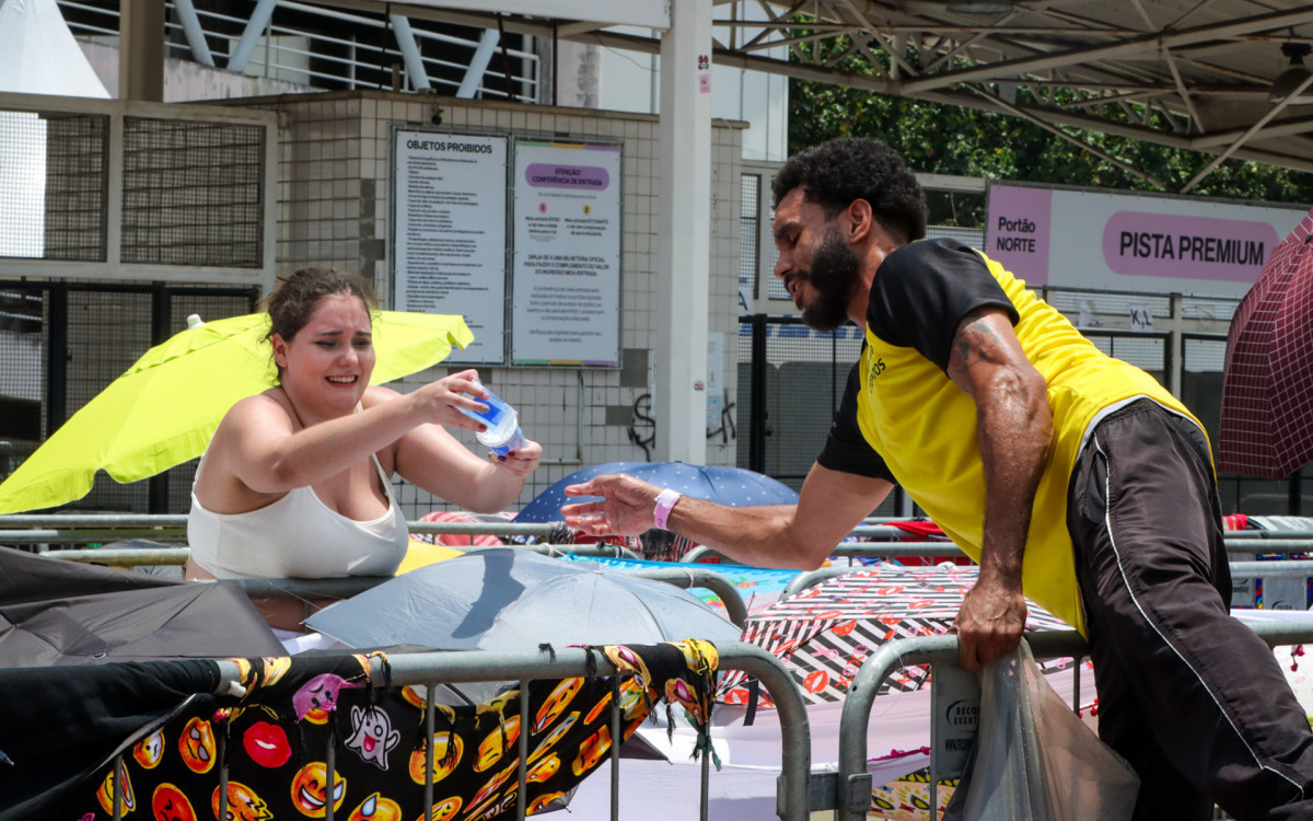 Após determinação do governador Cláudio Castro (PL), fãs de Taylor Swift recebem água na fila do show no Engenhão - Victor Chapetta / Agnews