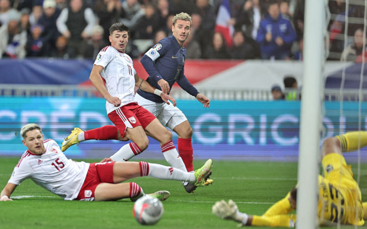 France's forward #07 Antoine Griezmann (C) eyes the ball during the UEFA EURO 2024 Group B qualifying football match between France and Gibraltar at the Allianz Riviera stadium in Nice, southeastern France, on November 18, 2023. (Photo by FRANCK FIFE / AFP) (Photo by FRANCK FIFE/AFP via Getty Images)