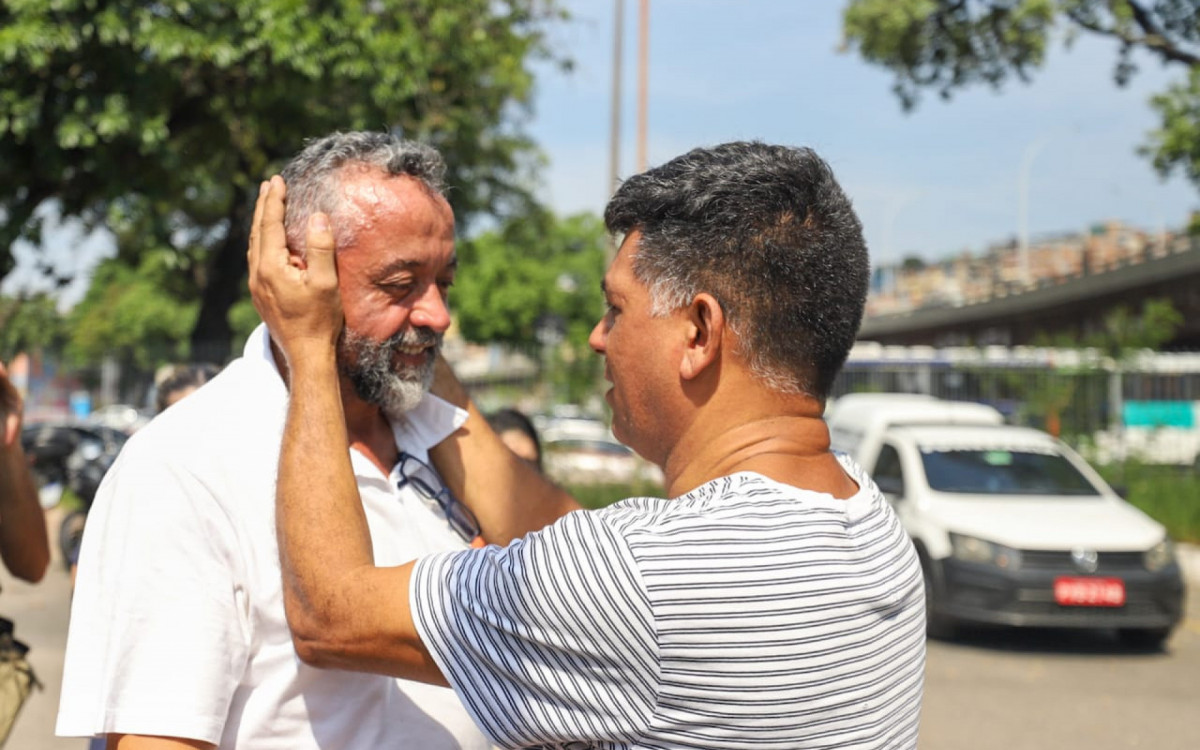 José Machado, pai da jovem, e Alexandre de Lemos, amigo da família se abraçam no IML