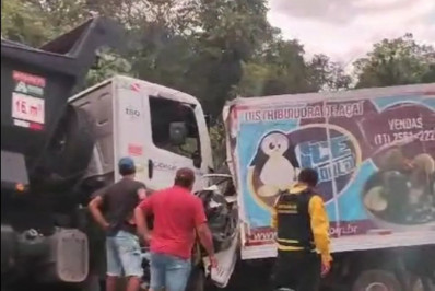 Acidente entre caminhões deixa pelo menos três mortos