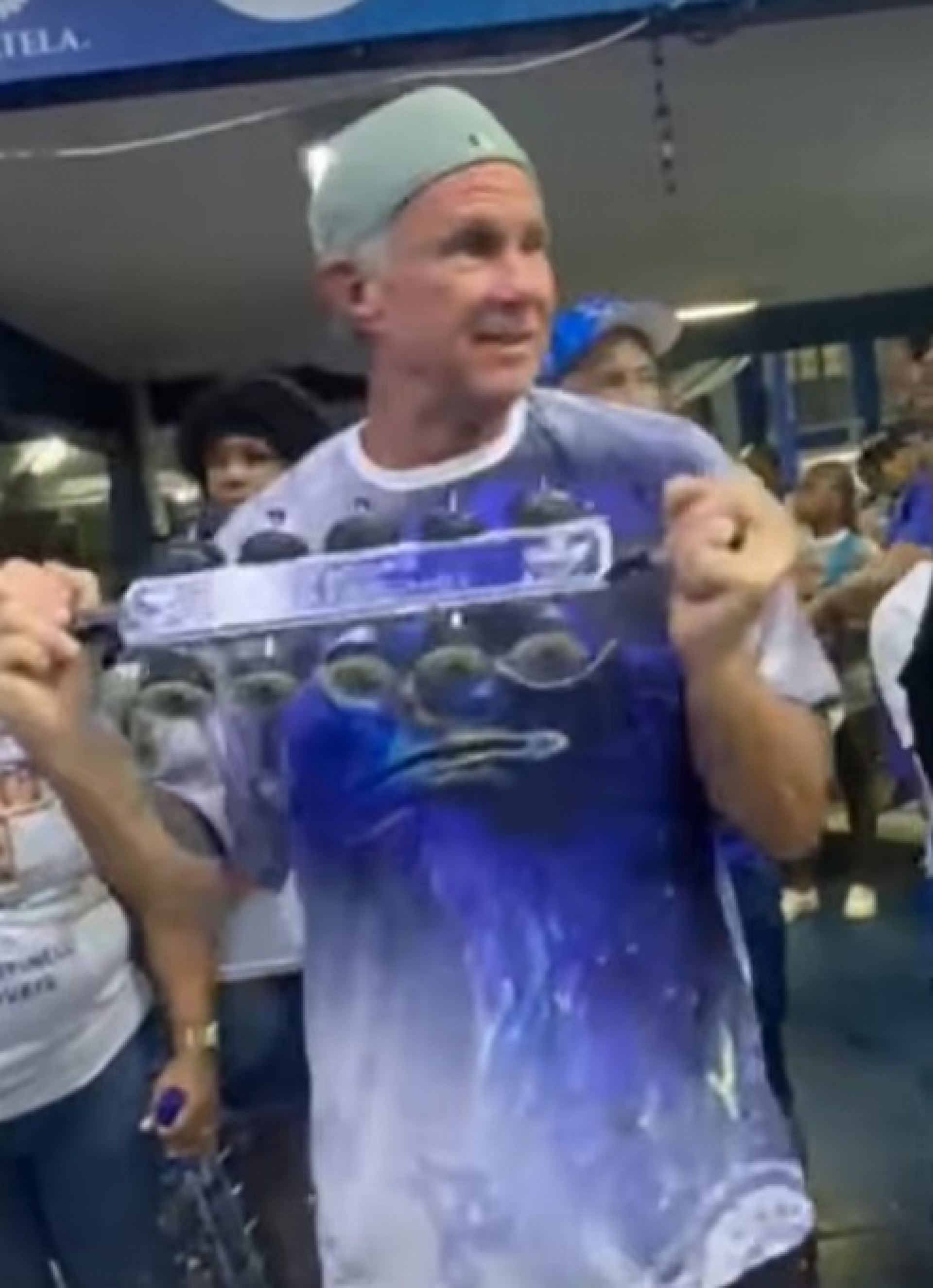 Chad Smith, baterista do Red Hot Chilli Peppers, visita a quadra da Portela - Reprodução de vídeo