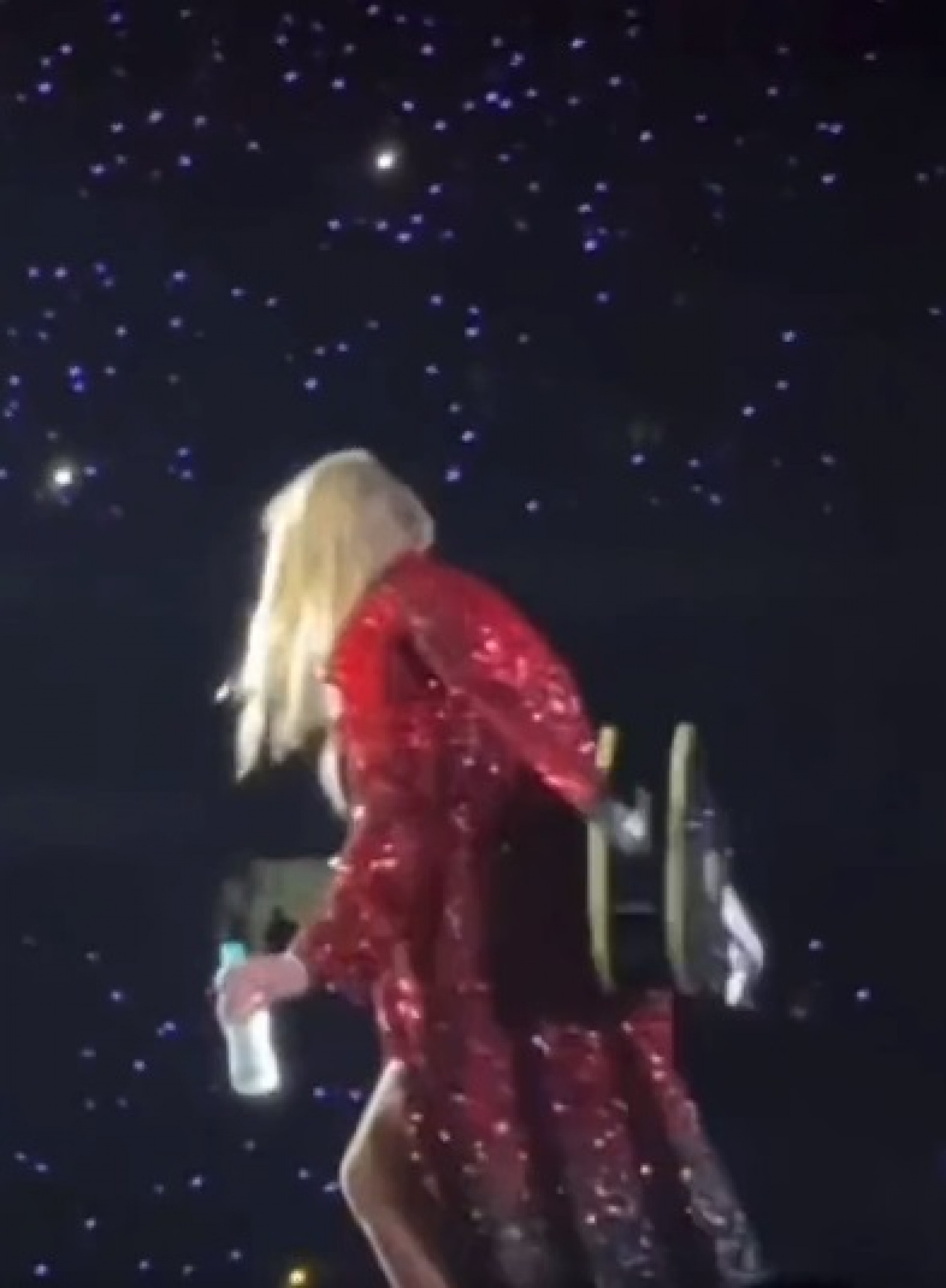 Taylor Swift pede distribuição de água durante show - Reprodução de vídeo