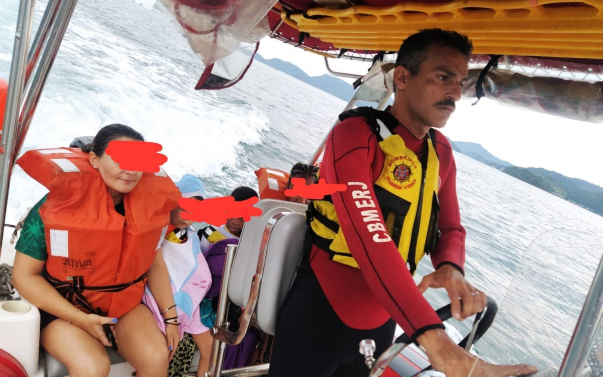 Momento em que a lancha do Corpo de Bombeiros chega no cais da cidade trazendo uma mulher e três crianças resgatadas do mar