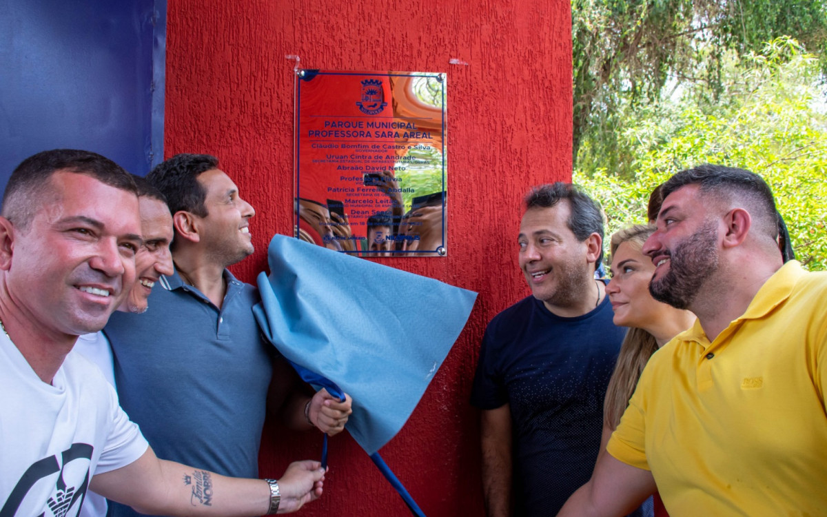 O prefeito Abraãozinho descerra a placa de inauguração do Parque Sara Real, ao lado da vice Professora Flávia, do deputado estadual Rafael Nobre, do vereador Leandro Hungria e demais autoridades