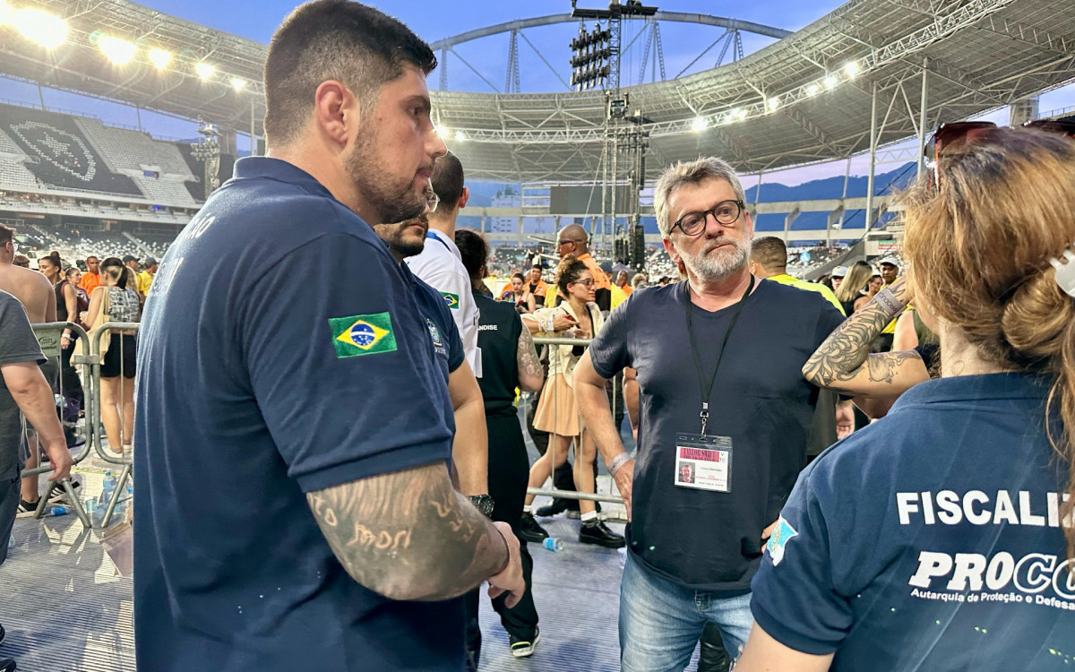 Funcionário do Procon-RJ orientam fás sobre adiamento do show da Taylor Swift no Estádio Nilton Santos