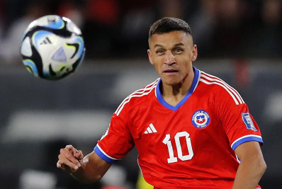 Sánchez critica estrutura do futebol chileno: 'Sai excremento do chuveiro'