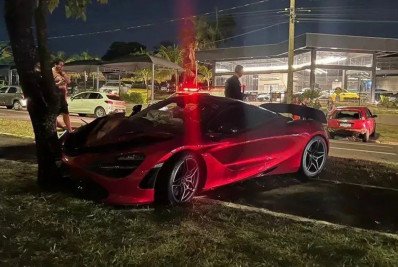 Motorista bate carro de luxo avaliado em mais de R$ 3 milhões e abandona veículo após acidente