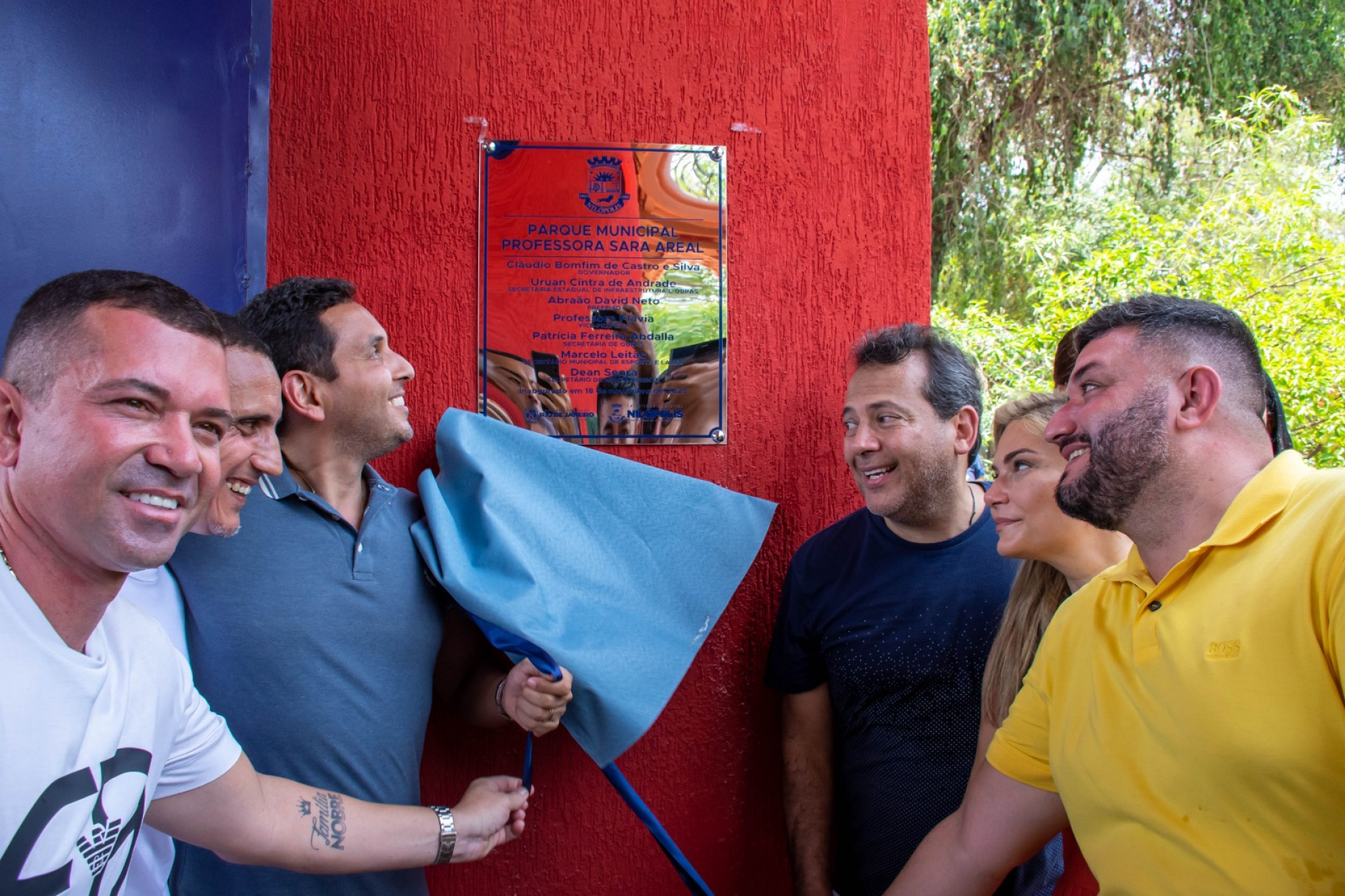 O prefeito Abra&atilde;ozinho descerra a placa de inaugura&ccedil;&atilde;o do Parque Sara Real, ao lado da vice Professora Fl&aacute;via, do deputado estadual Rafael Nobre, do vereador Leandro Hungria e demais autoridades - Divulga&ccedil;&atilde;o / PMN