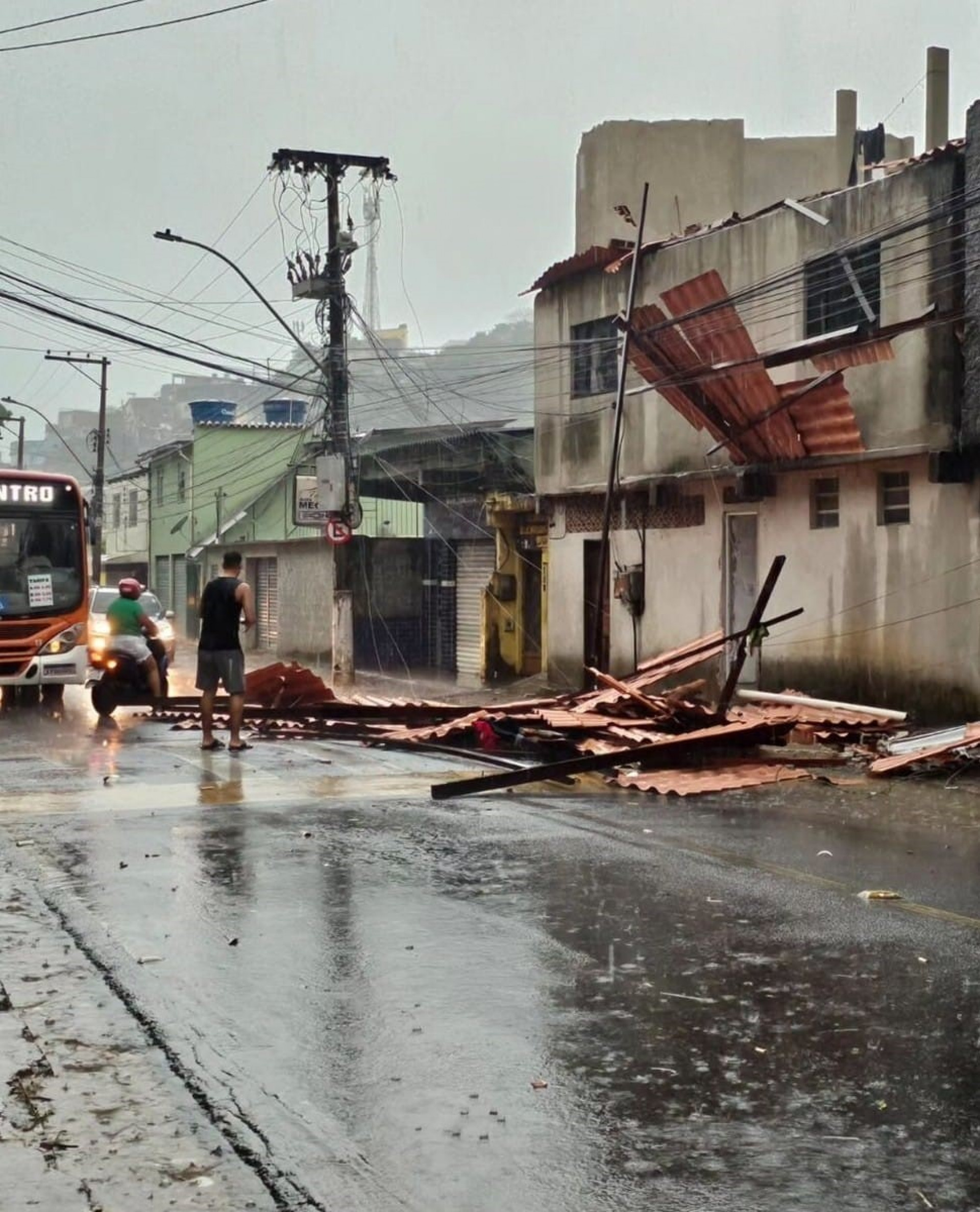 Rua Gregório Galindo sentido centro de Angra pelo Morro da Cruz, o telhado foi parar na rua depois do temporal na manhã de hoje(19)