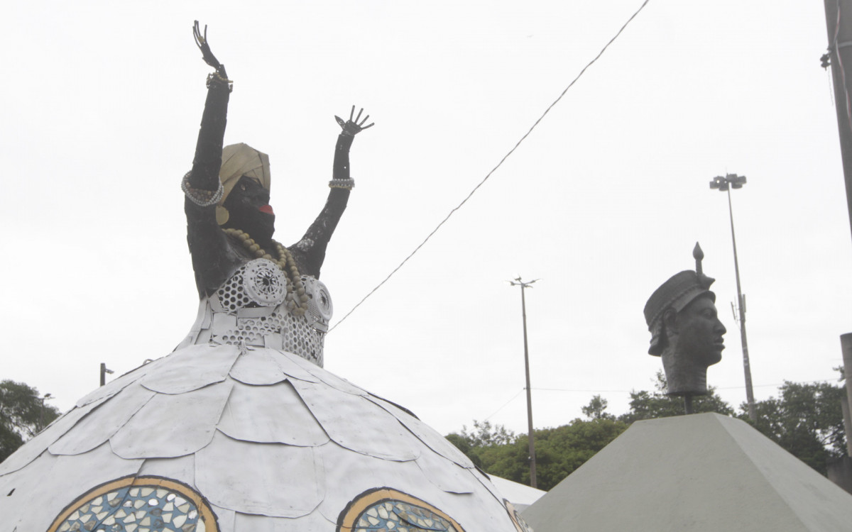 Cortejo em homenagem a Tia Ciata, a percursora do samba. No centro do Rio de Janeiro, nesta segunda-feira (20) - Marcos Porto/Agência O Dia