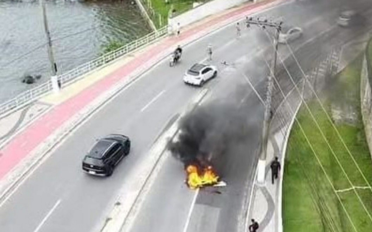 Praia do Anil ( Avenida Airton Senna) próximo ao centro, manifestantes colocam fogo no meio da rua.