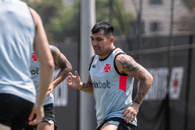 Gabriel Pec e Medel retornam, e Vasco treina com elenco completo