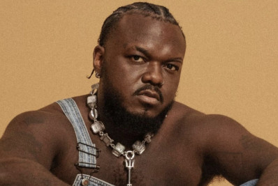 Rapper Djonga tem peça de roupa atingida por fogo durante show