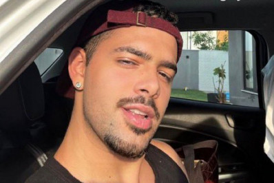 Pedro Sampaio se diverte ao compartilhar sonho erótico de fã: 'Até acordei de calor