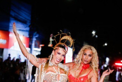 Tati Minerato e Valesca Popozuda sambam muito durante ensaio de rua da Porto da Pedra