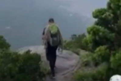 Imagem feita por turista flagra momento em que raio atinge guia de turismo na Pedra da Gávea