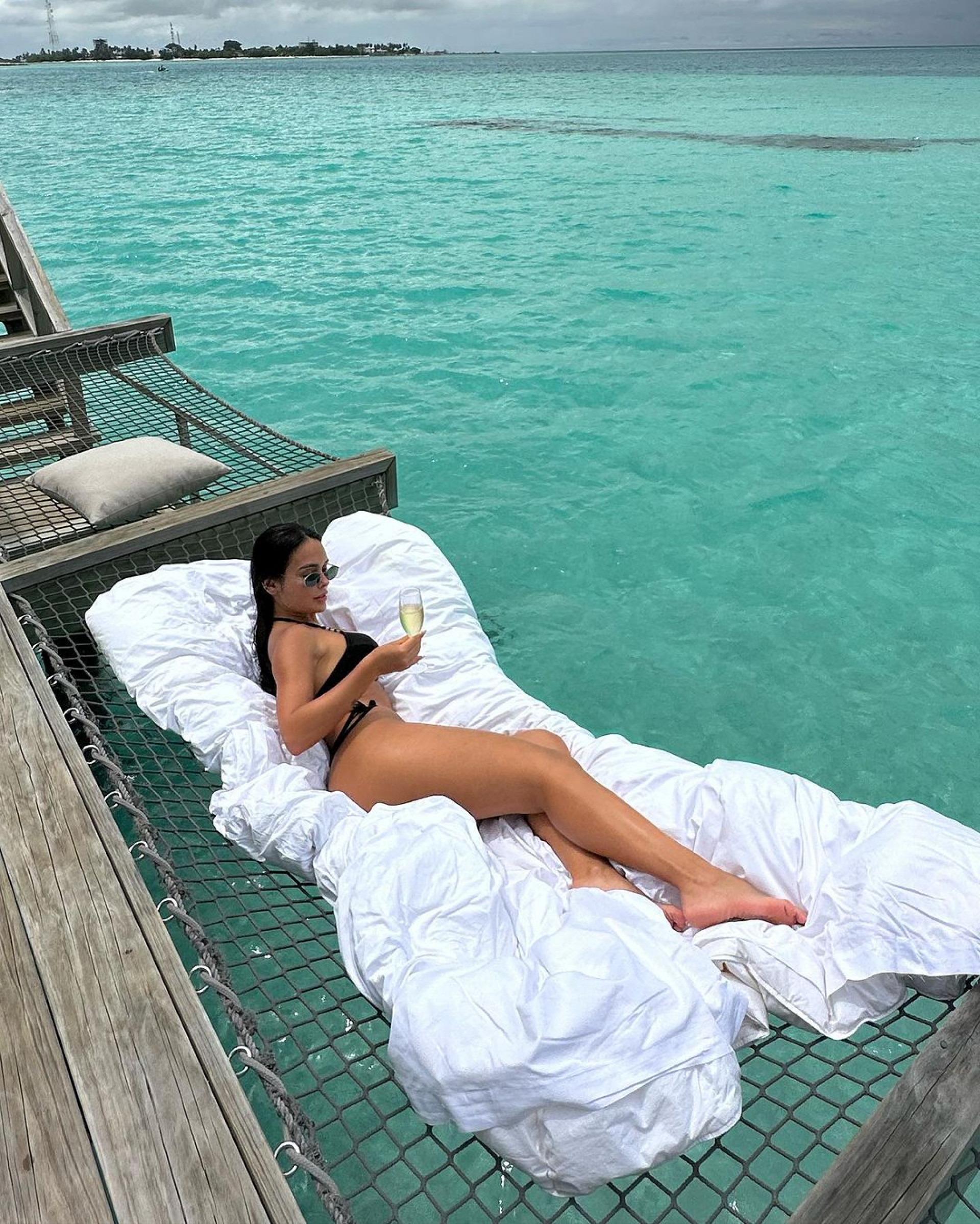 Larissa Santos colocando o bronzeado em dia em Maldivas - Reprodução / Instagram