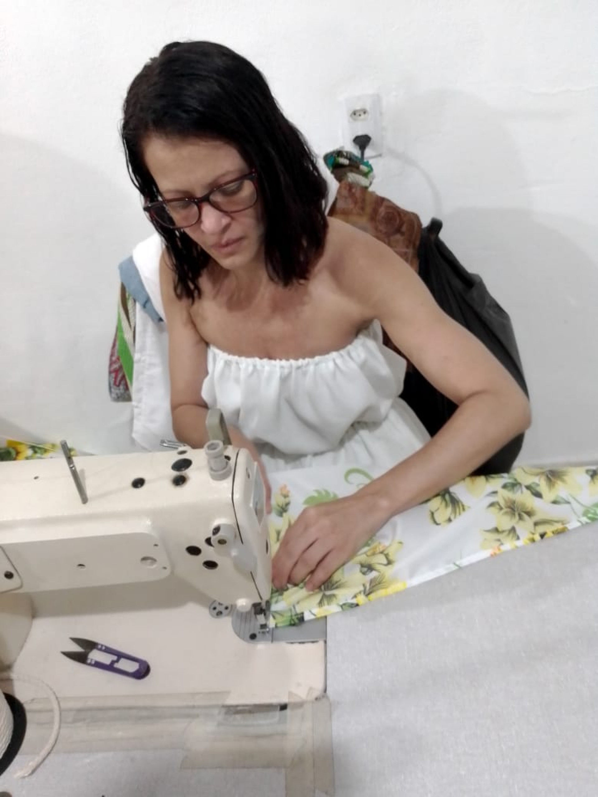 Michelli Freitas é a costureira responsável pela confecção da coleção da marca e reside no bairro Jardim Ideal, em Belford Roxo - Divulgação