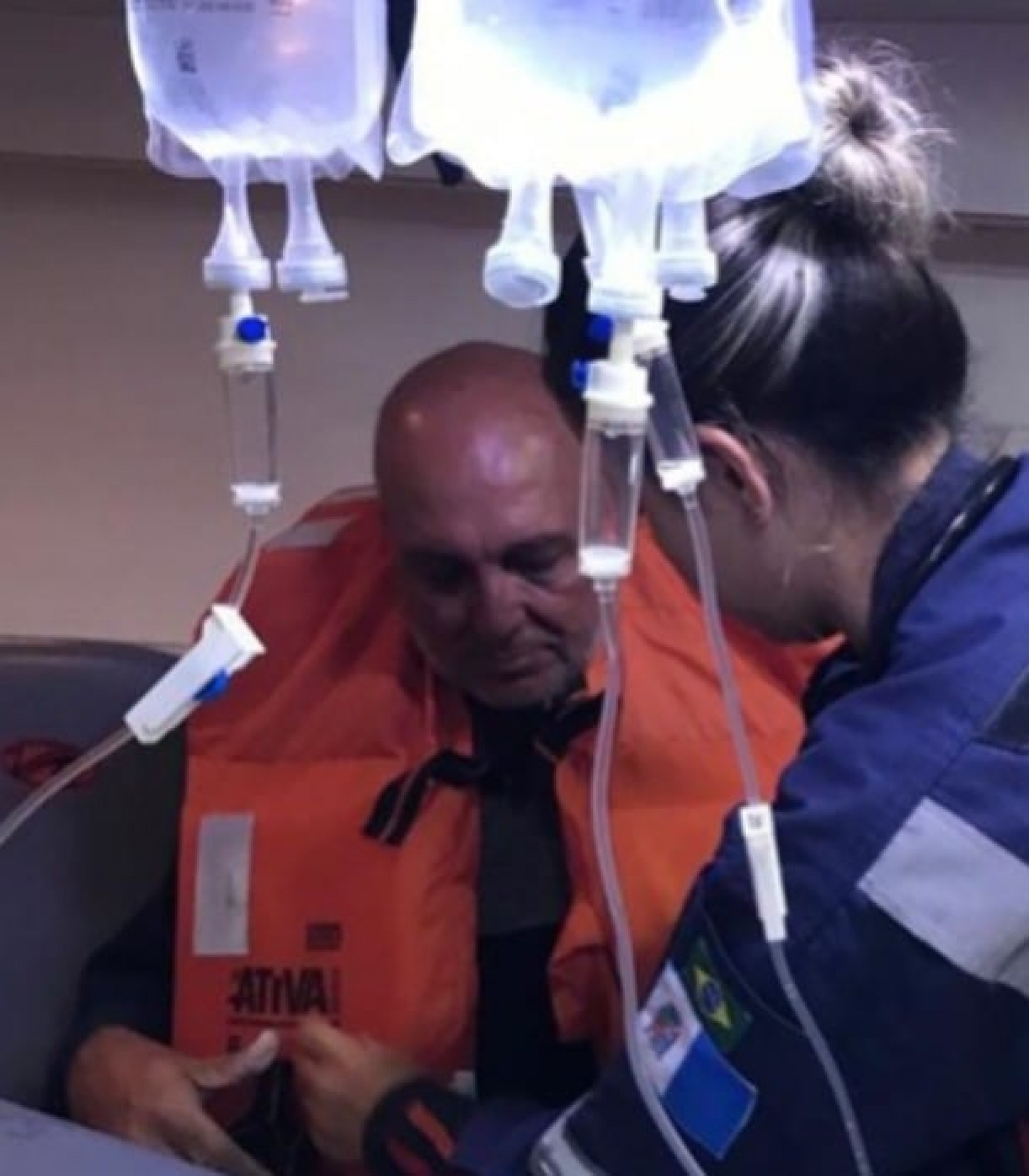 Sobreviventes do naufrágio sendo atendidos pelo Samu e Corpo de Bombeiros no tender ( barco de apoio) do navio MSC, responsável pelo resgate dos tripulantes no alto mar