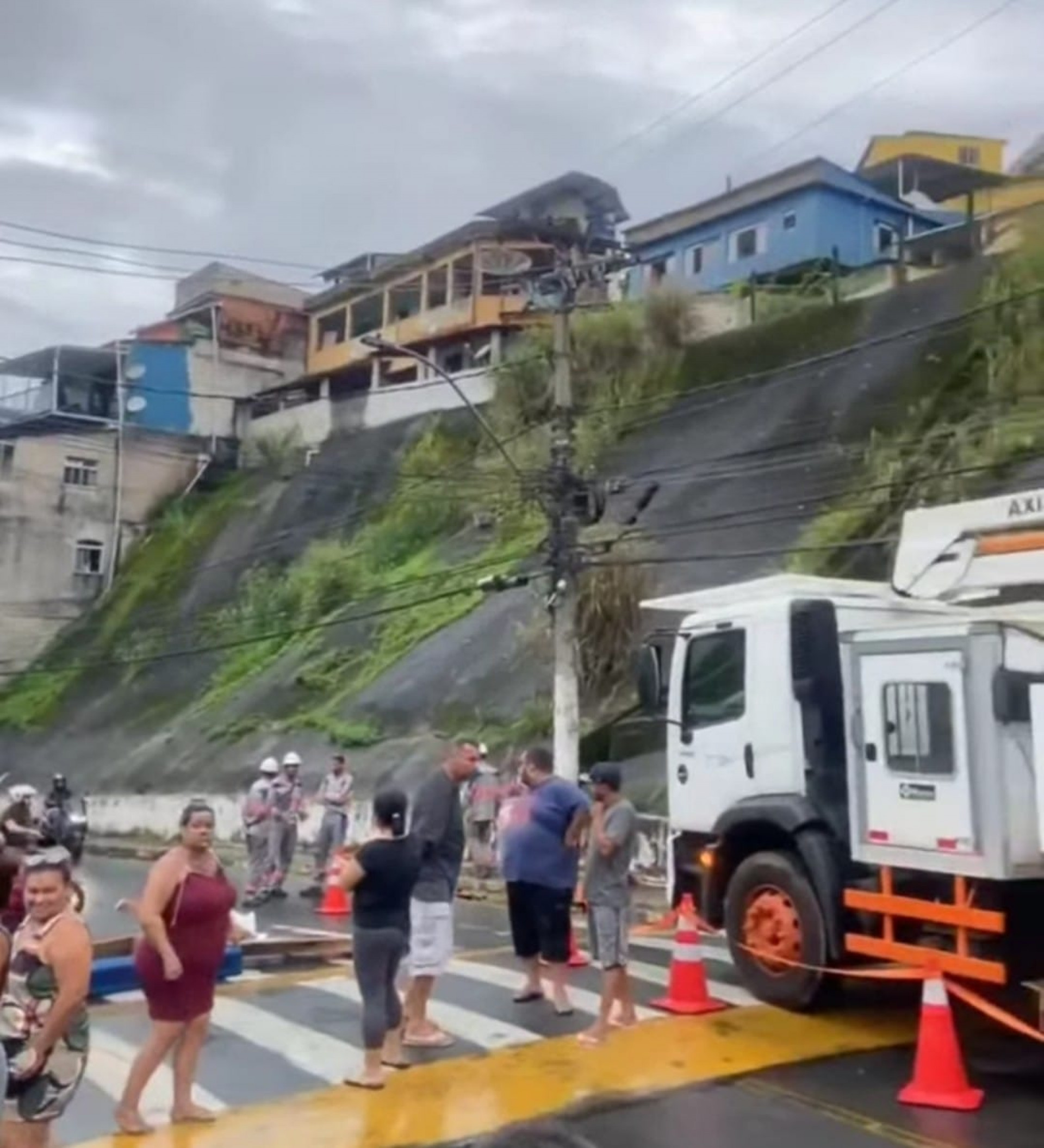 Moradores fecham a Rua Gregório Galindo, acesso ao centro, cobrando  o restabelecimento de energia elétrica interrompido há mais de 24 horas