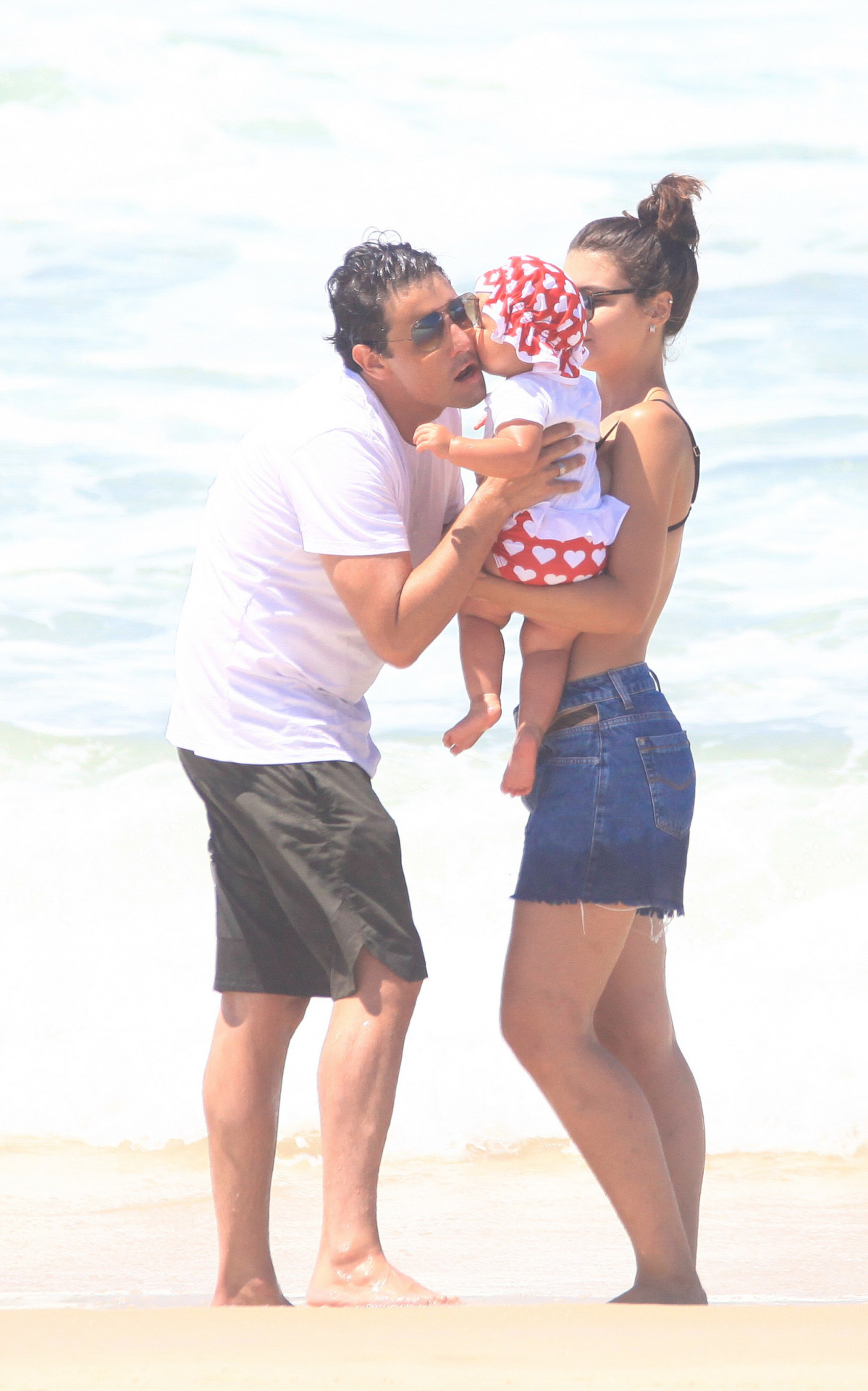 Bruno de Luca e Sthéfany Vidal curtem dia de praia com a filha