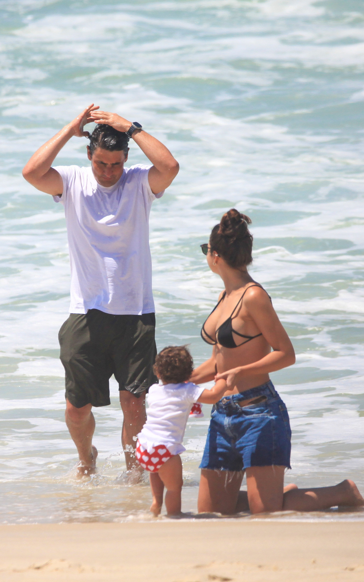 Bruno de Luca e Sthéfany Vidal curtem dia de praia com a filha