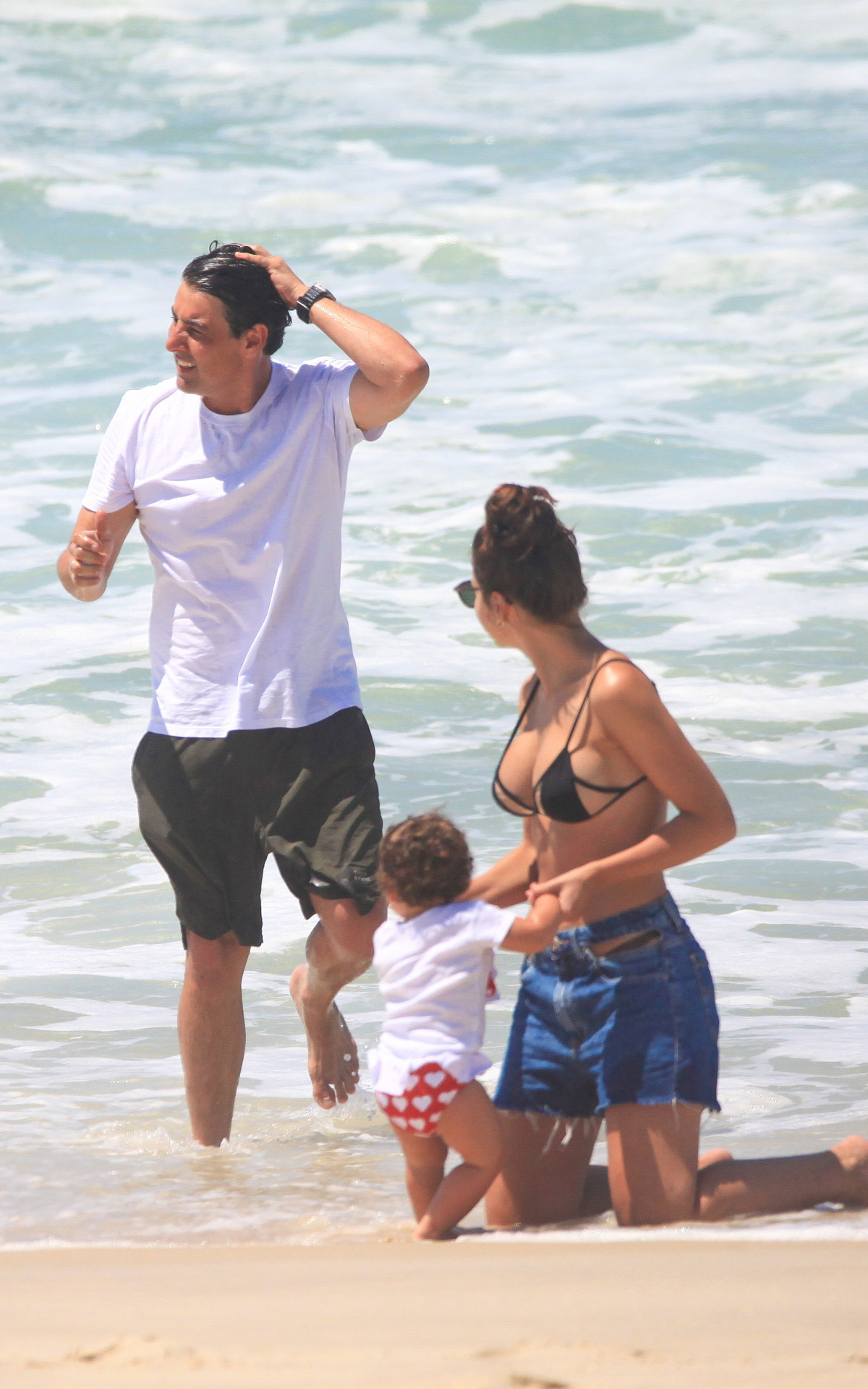 Bruno de Luca e Sthéfany Vidal curtem dia de praia com a filha