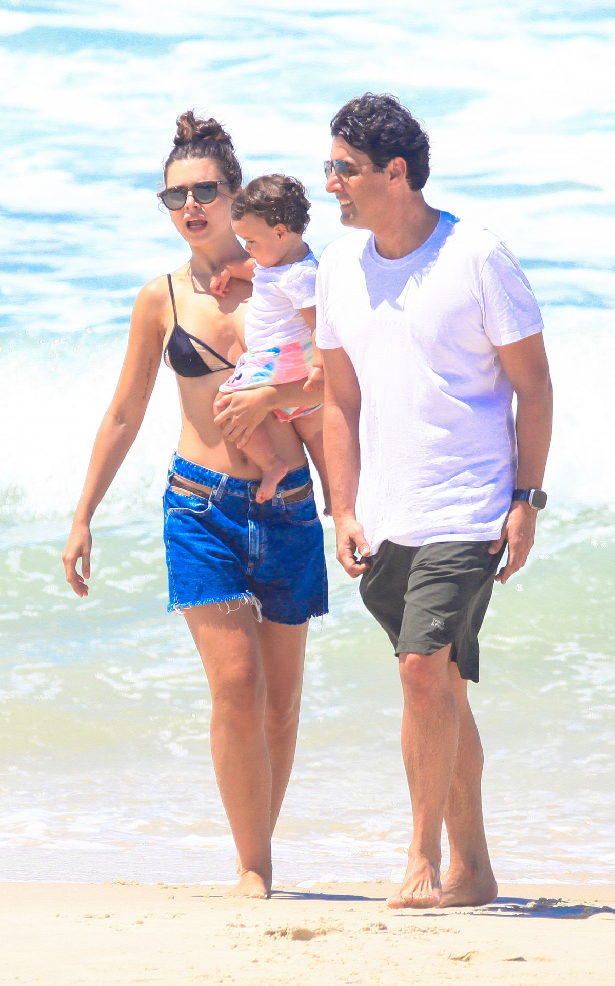 Bruno de Luca e Sthéfany Vidal curtem dia de praia com a filha