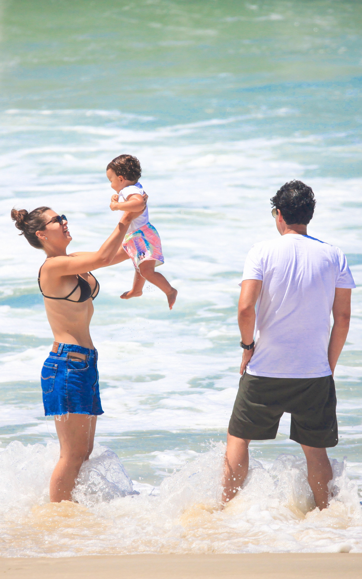 Bruno de Luca e Sthéfany Vidal curtem dia de praia com a filha