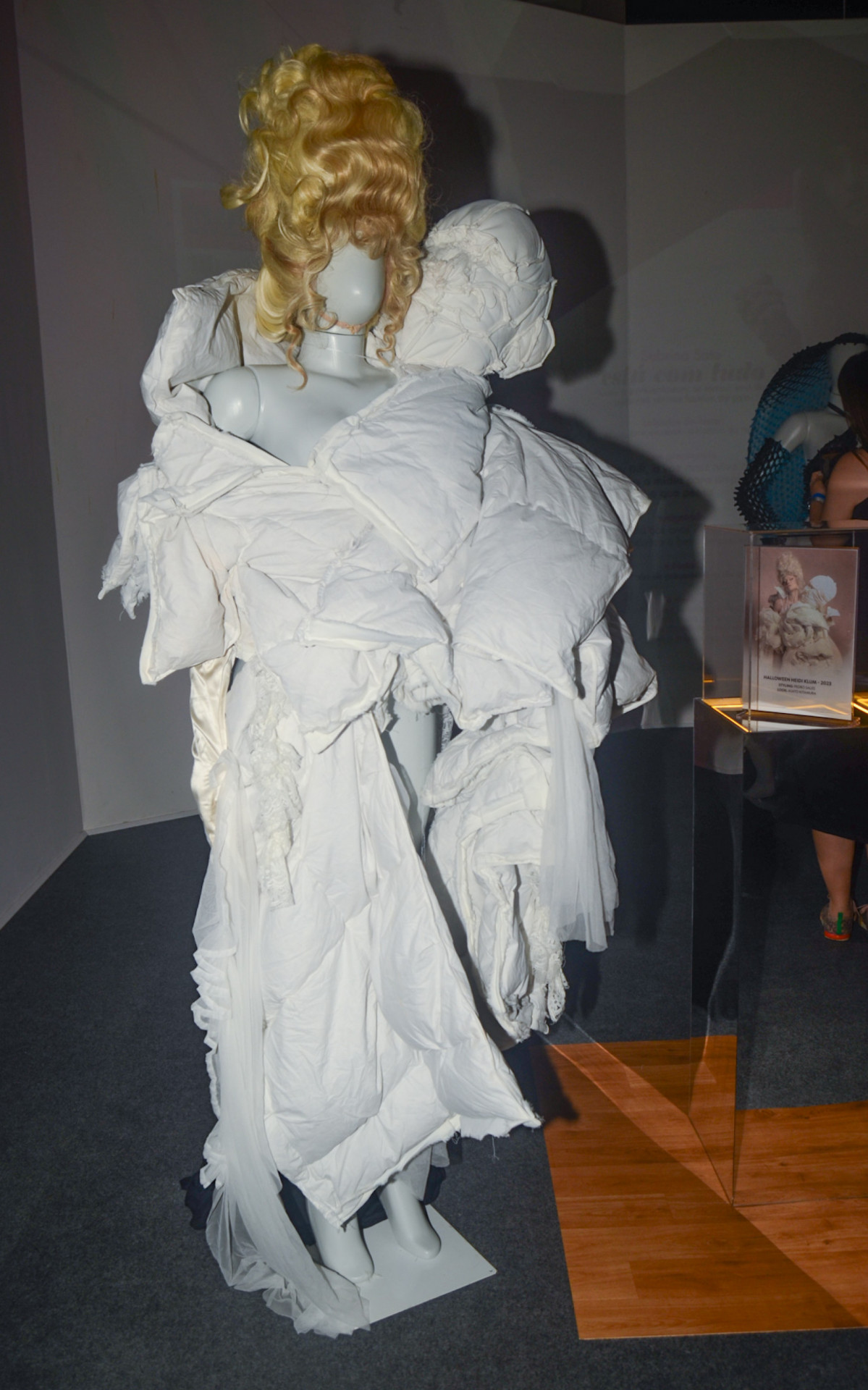 Exposição de Sabrina Sato exibe look usado em baile de Halloween nos EUA