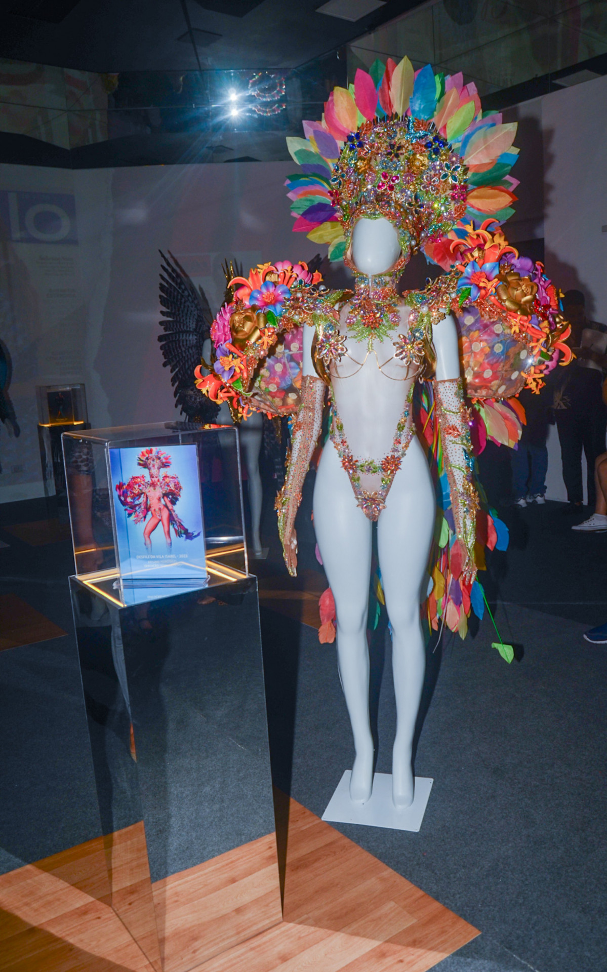 Exposição de Sabrina Sato põe à mostra figurino usado no desfile da Vila Isabel