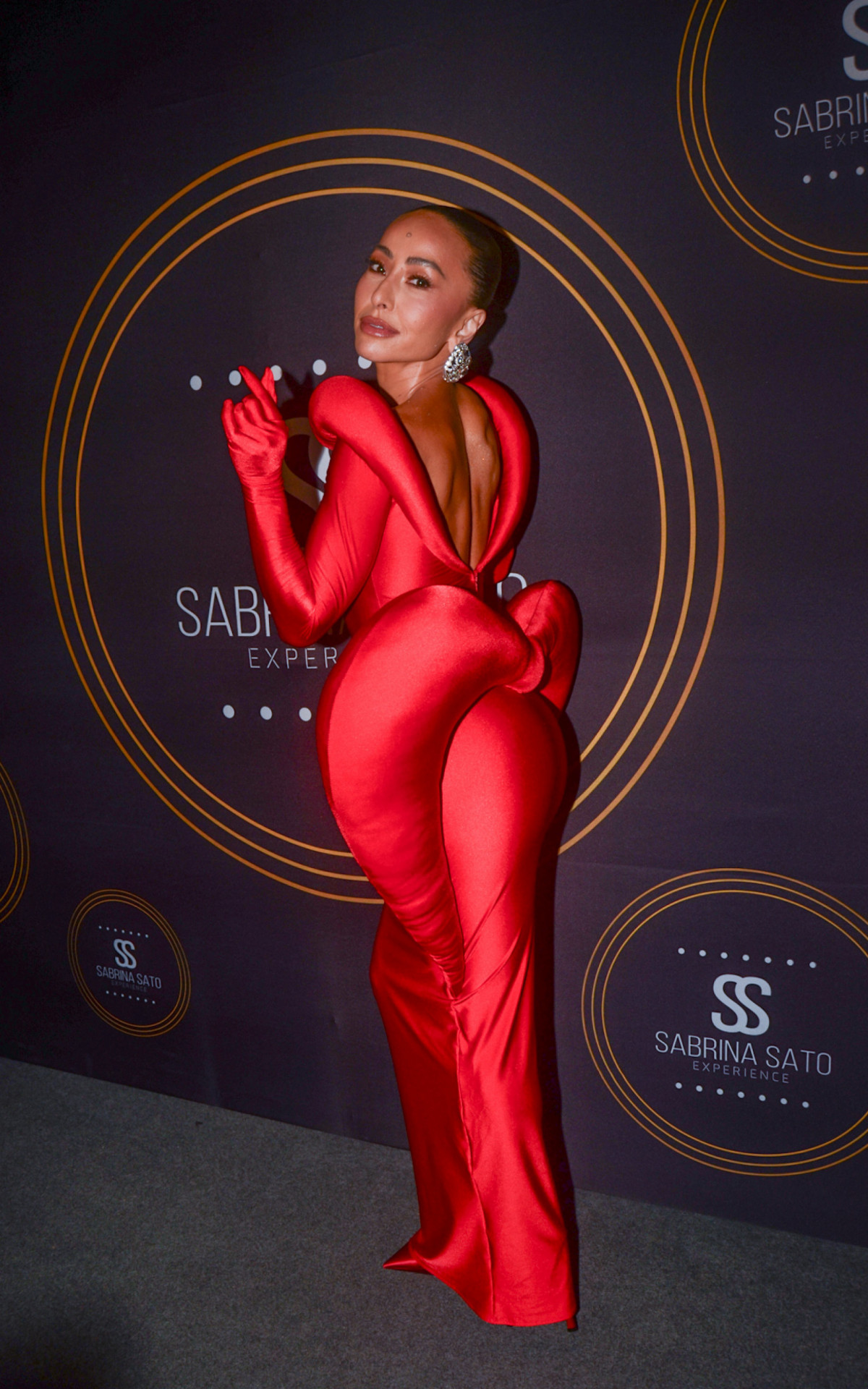 Sabrina Sato deslumbra em inauguração de exposição interativa sobre a carreira