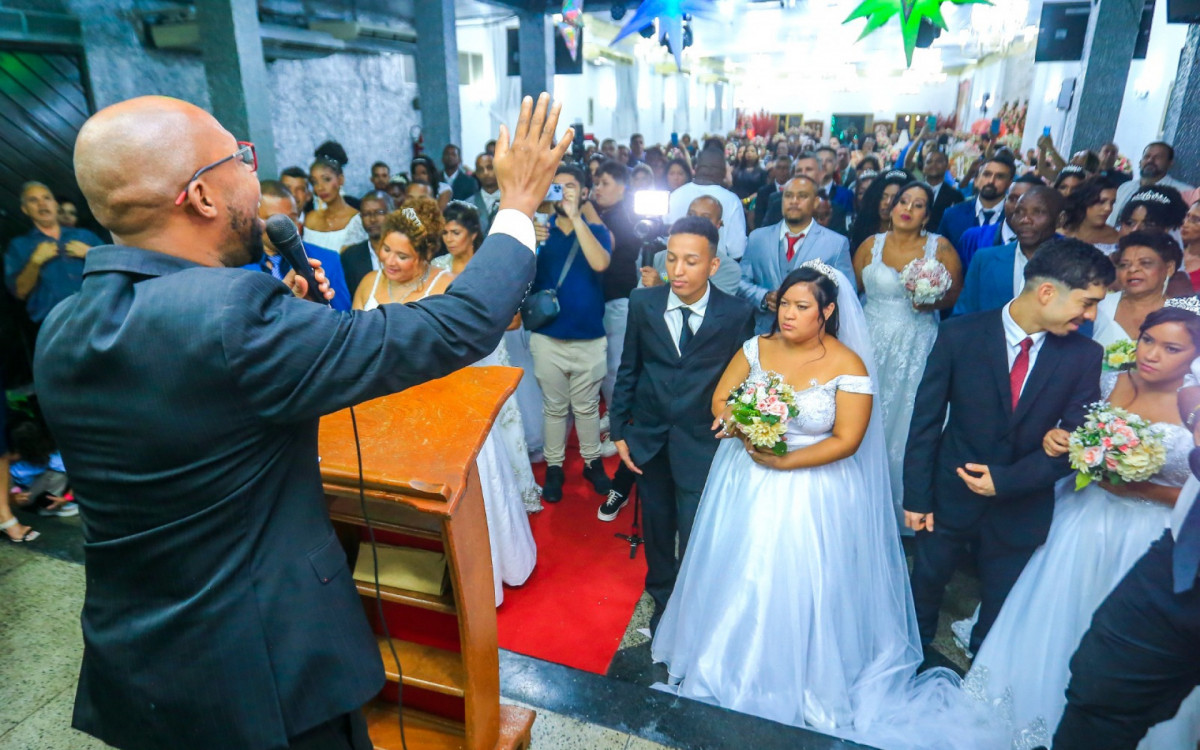A cerimônia religiosa do casamento contou com as bênçãos de um pastor e um padre