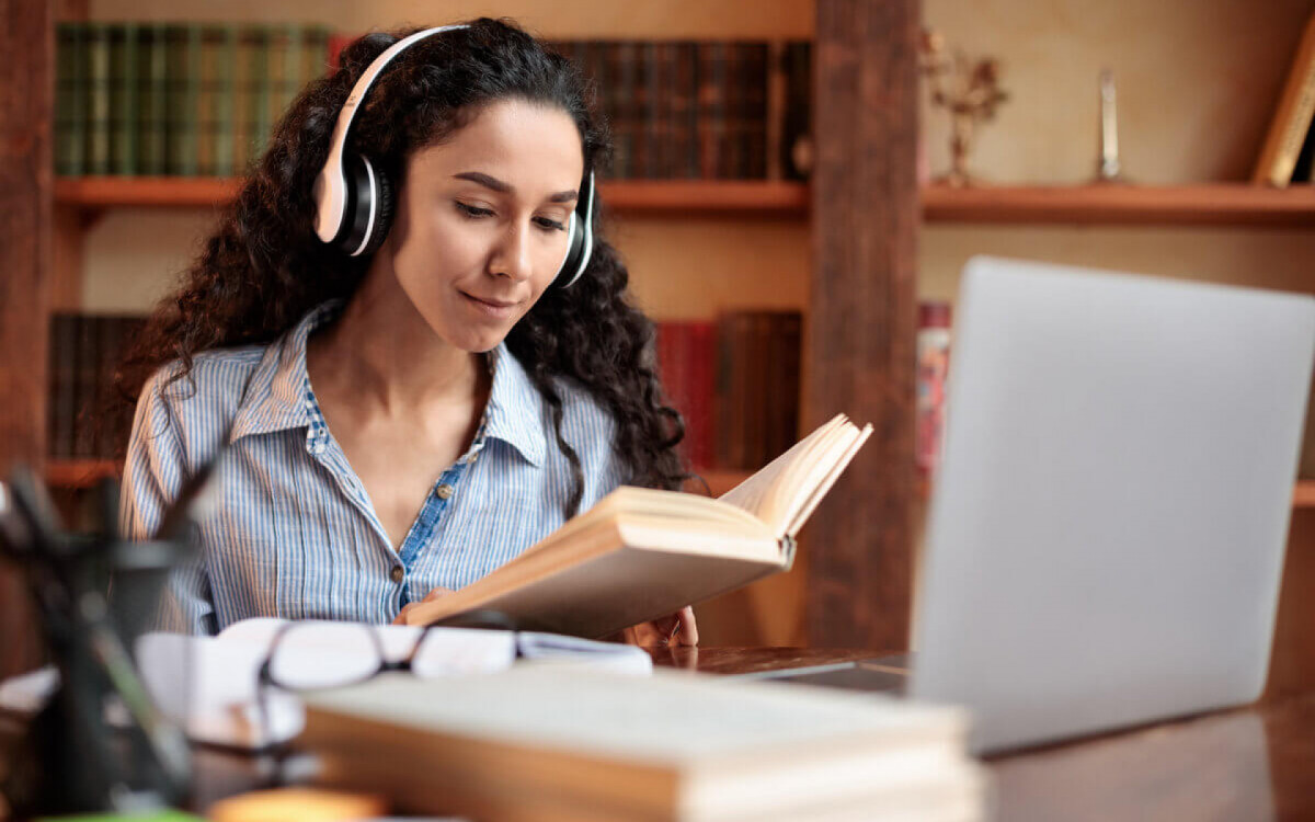Revisar os conteúdos que normalmente são cobrados no Enem ajuda os estudantes a se destacarem na prova (Imagem: Prostock-studio | Shutterstock)