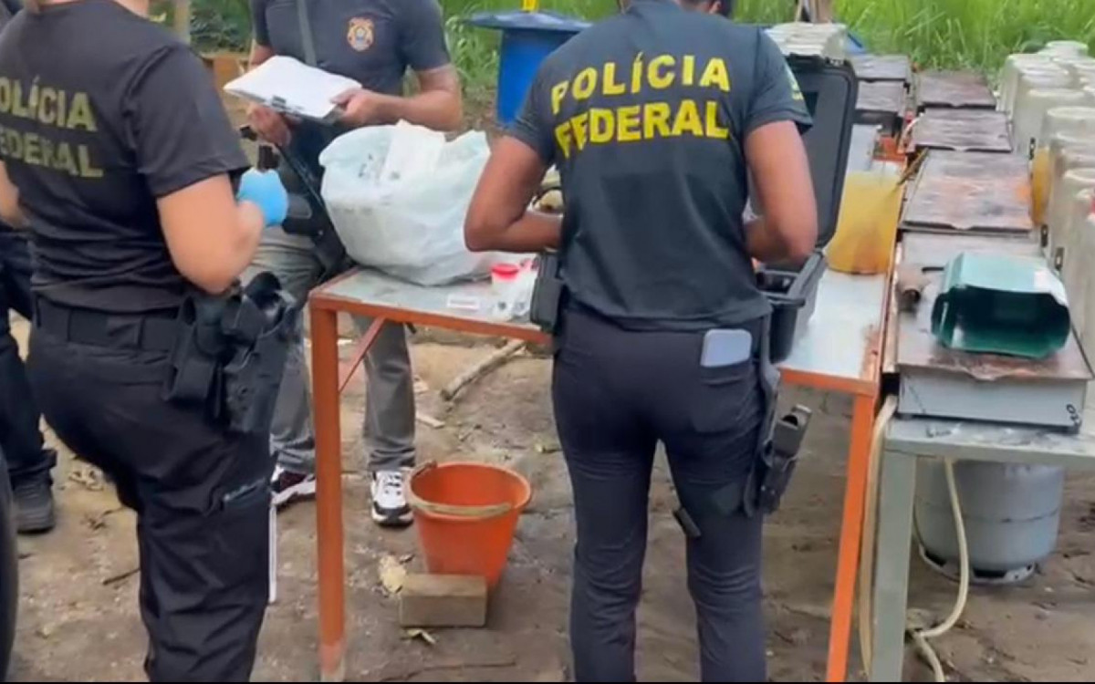 Agentes da Polícia Federal apreenderam materiais utilizados para fabricar as drogas sintéticas